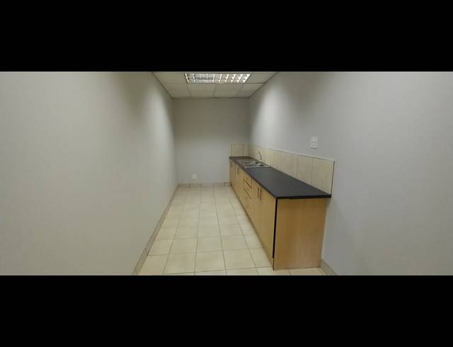 370M² OFFICE TO LET IN LYME PARK